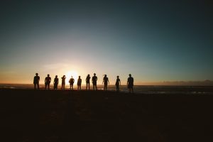 Personnes devant un coucher de soleil