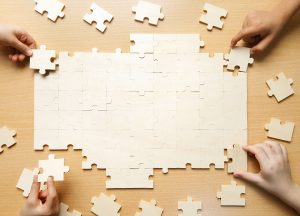 Des personnes qui font un puzzle