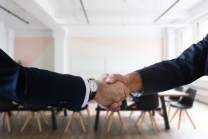 Des personnes qui se serrent la main