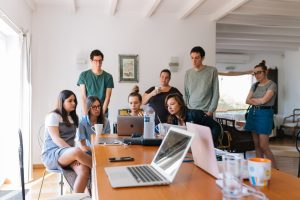 Des personnes qui regardent un écran ensemble