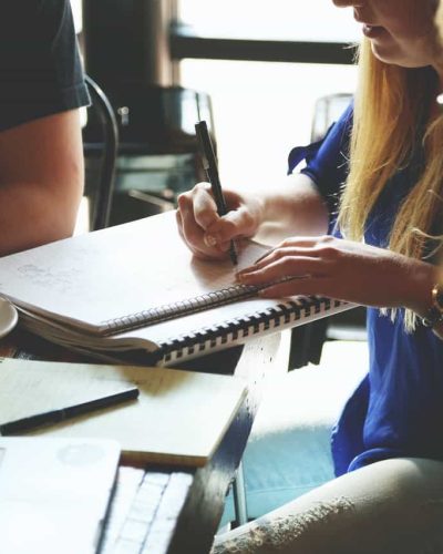 Des personnes qui prennent un café au travail
