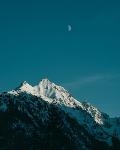 snow-covered-mountain-under-blue-sky-3853501